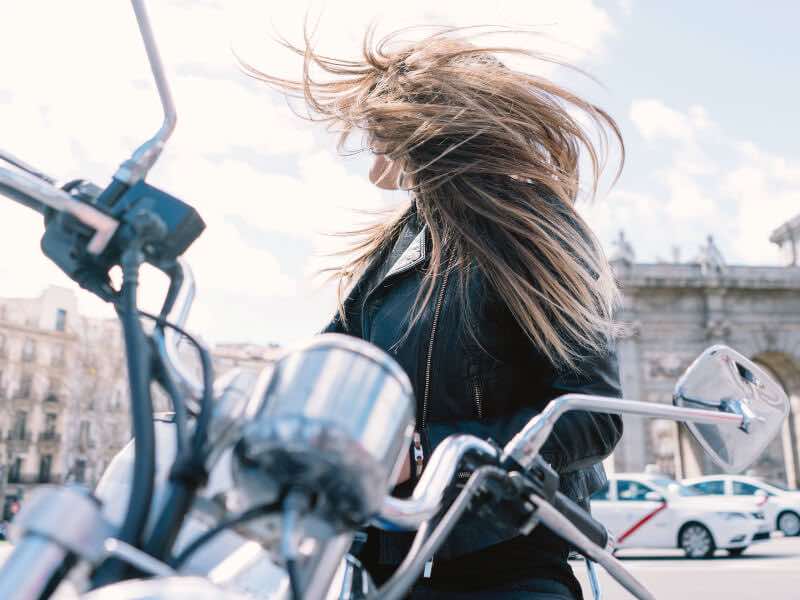 How to Fix Motorcycle Helmet Hair: What Really Works | Pillioness